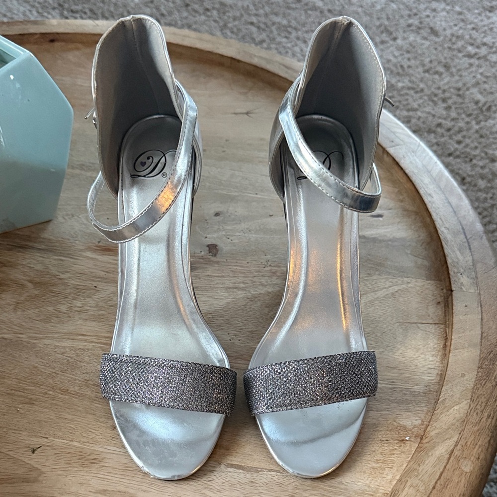 Delicious Silver and Gray Heels